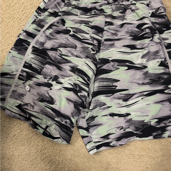 Rare Lululemon Pace Breaker Liner Less Abstract Patterned Shorts - Picture 3 of 4